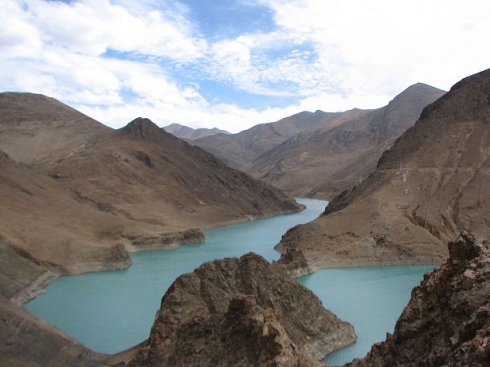 Jezioro Yamdrok w Tybecie.